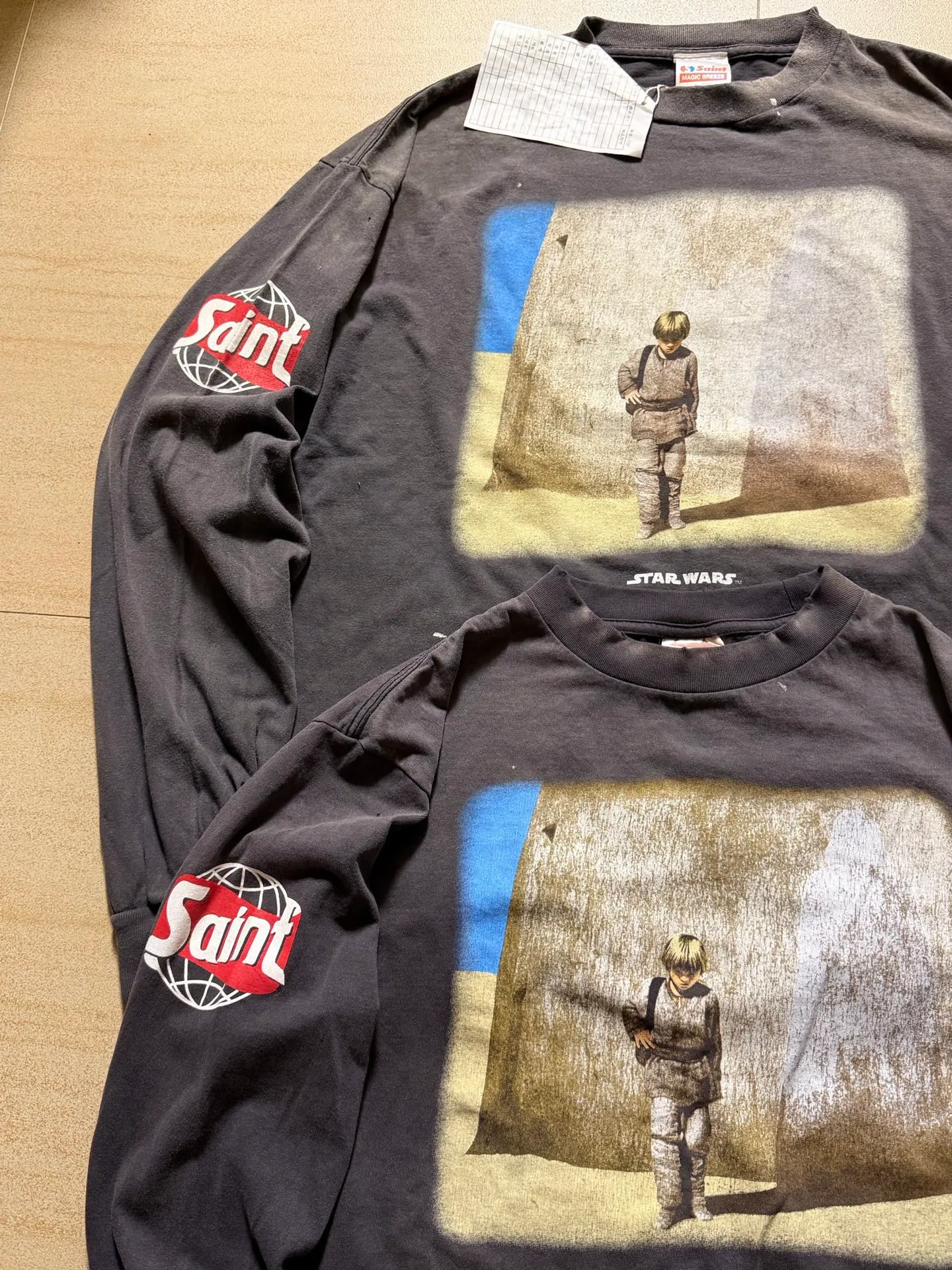 Proofing vs original SAINT Mxxxxxx × STAR WARS SW_LS TEE /DARTHVADER/BLK Star Wars co-branded model Darth Vader/Anakin Skywalker distressed long sleeves washed black S-XL printing from "STAR WARS Episode I/The Phantom Menace" "Anakin Skywalker" impressive poster visuals and the design of "Darth Vader" printed on the back The entire garment is hand-processed with dirt, washed with water, and printed with a distressed feel, which perfectly interprets the artistic specialty of NEW VINTAGE. In addition, the original co-branded main mark/wash mark/little angel anti-counterfeiting mark can be customized. It can be said that every detail of ZP is perfectly reproduced.